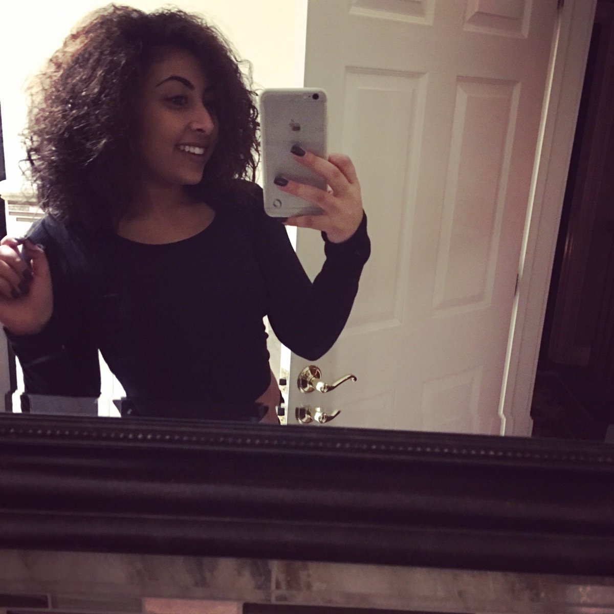 itsreeenn's tweet photo. In the first picture I had gotten Japanese hair straightening which ruined my hair completely/ made half of it fall out. In the second pic I had no choice but snip almost all my hair off. Moral of the story: appreciate your natural hair. #4yearsofgrowth https://t.co/6m4wid4aZ8