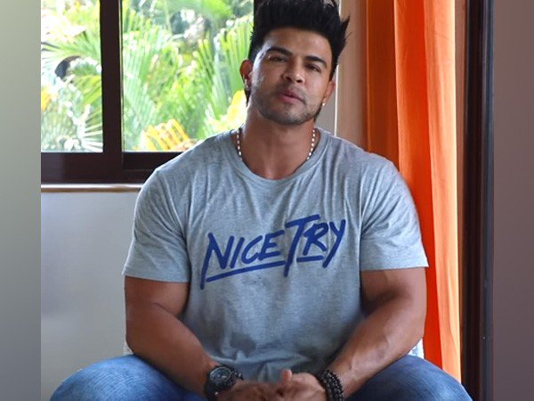 FilmyMonkey's tweet photo. WATCH:
'Karma is a b***h': 'Style' actor Sahil Khan on #CDRScam case involving him and @iTIGERSHROFF's mother Ayesha Shroff!
https://t.co/ijD9Yr7bop
#SahilKhan #AyeshaShroff #TigerShroff https://t.co/oARKGGdArx