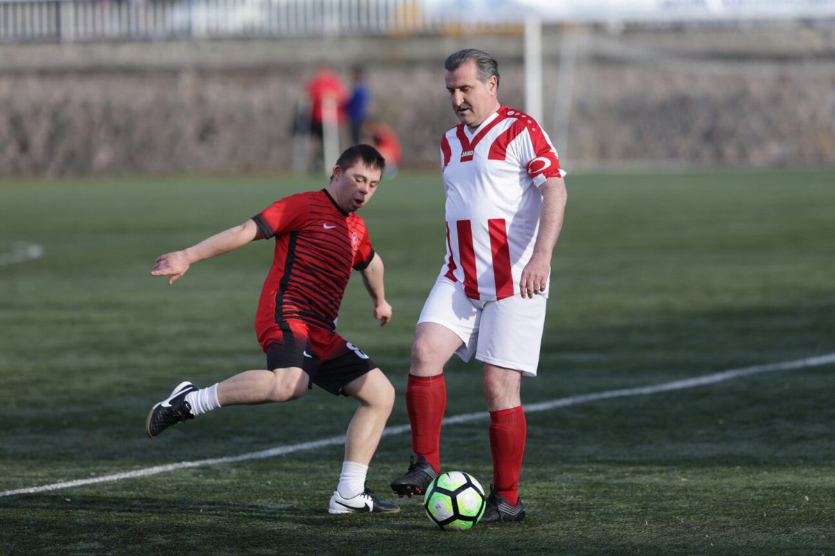 OA_BAK's tweet photo. Down Sendromlu Özel Sporcular Futsal Milli Takımımızla Avrupa Şampiyonası öncesi antrenman maçı yaptık. 

Bakan, milletvekili demediler bizi fena yendiler. 😅👏🏼 https://t.co/FOrQga7ih4