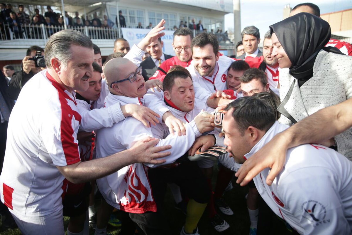 OA_BAK's tweet photo. Down Sendromlu Özel Sporcular Futsal Milli Takımımızla Avrupa Şampiyonası öncesi antrenman maçı yaptık. 

Bakan, milletvekili demediler bizi fena yendiler. 😅👏🏼 https://t.co/FOrQga7ih4