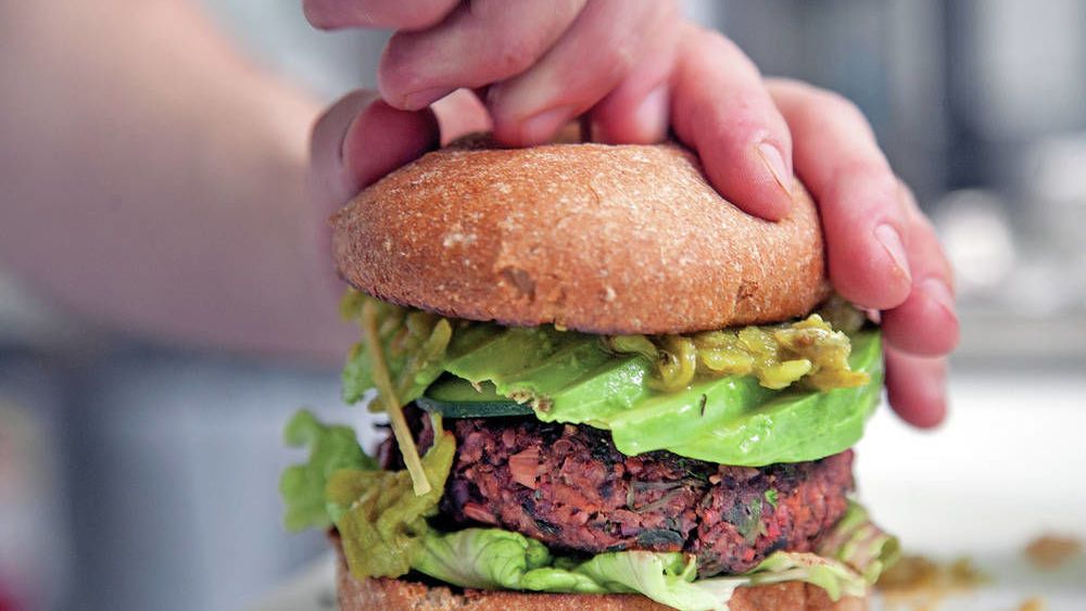 HotInSantaFe's tweet photo. Verde turned its W. San Mateo Road location into a lunch &amp; dinner cafe.They serve some meats. The Smoky BBQ Chicken Bowl is served over protein-rich black forbidden rice &amp; steamed greens. The vegan Juice Burger has juice pulp, black beans &amp; sweet potatoes. https://t.co/miY0d7JhwM https://t.co/gZRIYBUs6s