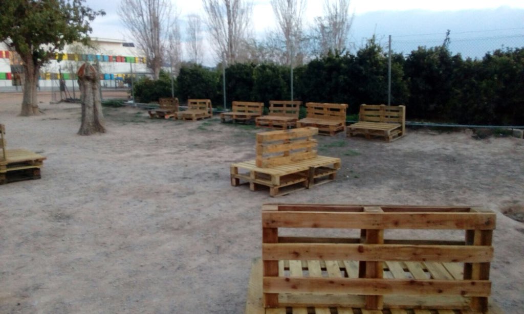 joanpering's tweet photo. Qué bonito es ver un claustro trabajando junto por mejorar nuestro cole. Fase2 de nuestro proyecto. @maristaalgemesi #masqueaulas #RepensemosNuestroPatio #PatisVius @MaristasMedit https://t.co/LG5M766roP