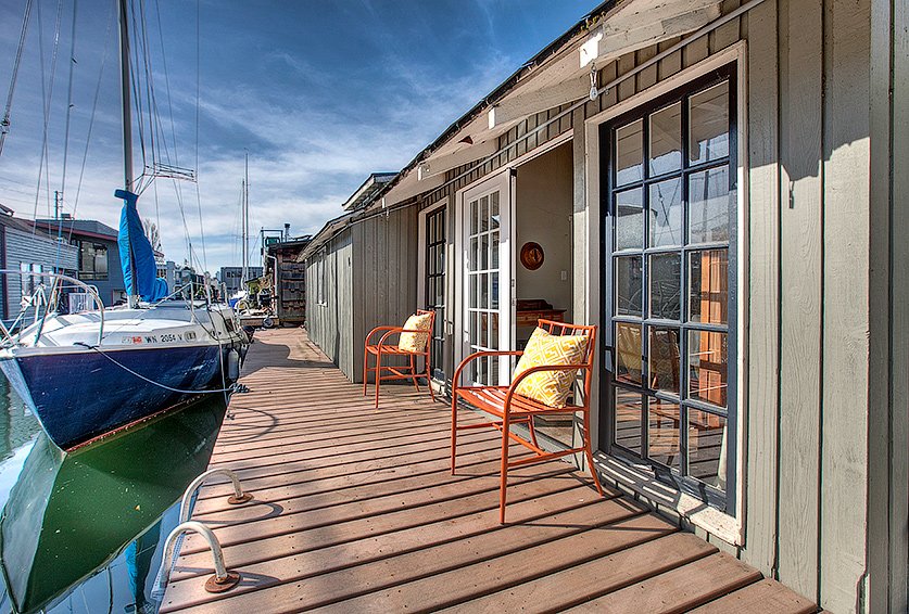 seattleafloat's tweet photo. Just listed in Eastlake! Seattle floating home with cute white picket fence on the rooftop deck and giant moorage! $525,000  https://t.co/AHZjWsHbXc  #seattlehouseboats #seattlefloatinghomes #lakeunion https://t.co/ppqGLcJBE3