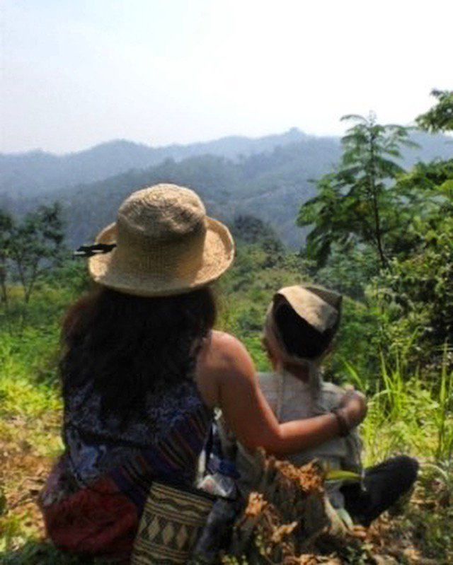 StevanyIFW's tweet photo. Cinta... Jadi kangen! 
Ini foto sm #Samiran 2008.  Trekking dari #Gajeboh ke #Ciboleger lwt hutan.
Yg blm ke #Baduy ke #Baduy lah... bersegera lah...
Krn di sana, aku menemukan #IndonesiaUntukDunia🇮🇩🌟
#baduyalwayscihuy #baduy #banten #vivajava #IFW® #IndonesiaForTheWorld® 🇮🇩 https://t.co/okNLdWbuAP