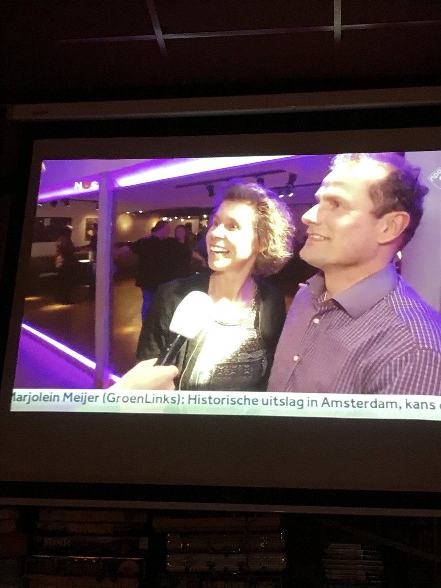 Dyrk's tweet photo. ‘De democratie is een feestje dus we staan nu bij een dansschool in Alphen aan de Rijn’ Wat gebeurt hier?!  #uitslagenavond https://t.co/kDulGnRO4K