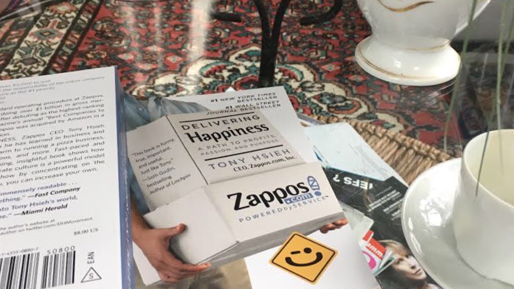 nathaliecoutard's tweet photo. Ce soir c’est parti pour « Delivering Happiness » de @Zappos #ReadingInProgress #dhmovement
Merci @lamaudcaroline et @clboulais pour le #conseillecture 🔝👍 https://t.co/D8aJ1K7DuZ
