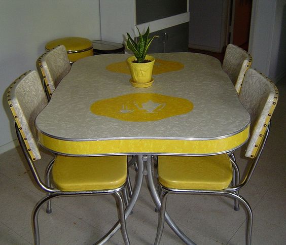 retroviny's tweet photo. HOT, or NOT? (my bychom jej pod drobnými úpravami brali! :-)) A do restaurace jako vyšitý, no ne?

#1950s #tableset https://t.co/HxwuK5i53K