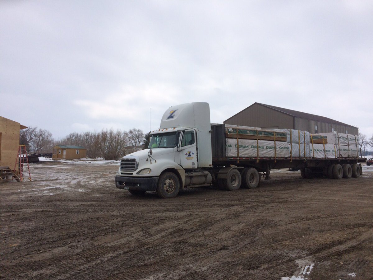 thelumberzone's tweet image. 61000 pounds headed south near the border today. #TriAxle #BigLoad #NothingButWood