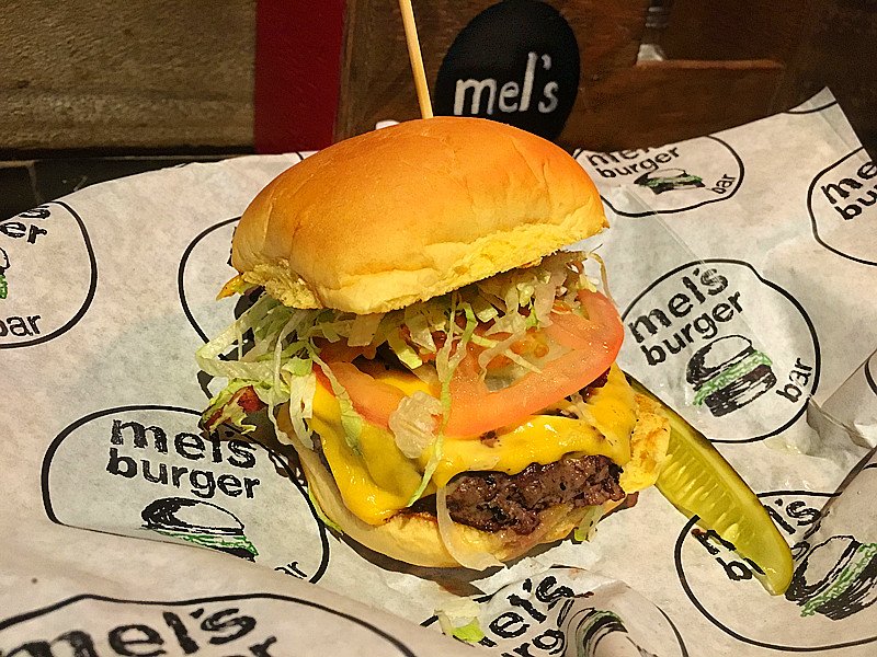 FreebiesUs_'s tweet image. Cadillac Burger @MelsBurgerBarNY 
Location: 1450 2nd Avenue, NYC
Served burgers, fries, milkshakes and drinks.
#burgers #cadillacburger #NYC #uppereastside #foodporn #Foodiechats #Food #NewYorkCity #nycfood #eatingnyc