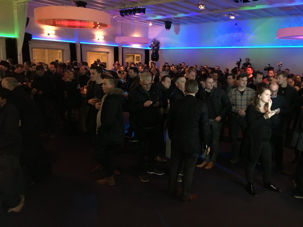 Spanning stijgt. 2 stembureaus binnen. HvU grootste. #urkkiest