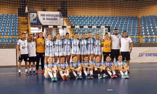 La Selección Argentina Junior venció en su debut en el Panamericano de Goiana, Brasil, a República Dominicana 38 a 19, con dos goles de <a href="/Bruneyudica/">Brunella</a>, <a href="/iri_olmos/">Iri</a>, <a href="/camiharo2/">Cami Haro</a> y <a href="/eugemellano/">Euge Mellano</a> respectivamente, representando a @FCHandballok.

Aplausos para el equipo de <a href="/Gussciglitano/">Gustavo Sciglitano</a>.