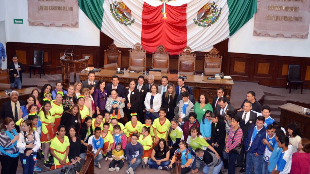 luciaazucena's tweet photo. Hoy fue un día especial para el Congreso del Edo de Coahuila, los diputados y diputadas nos sumamos a la conmemoración Día Mundial del Síndrome Down, estando presentes niñas y niños en esta condición, quienes han dejado plasmada la grandeza de su alma y su sonrisa en este recinto https://t.co/rkLrnq1jXQ