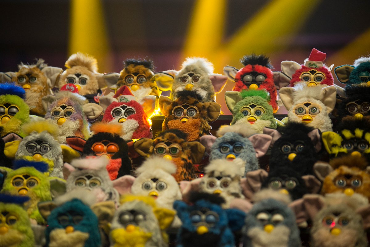 El_Hormiguero's tweet photo. La orquesta de Sam Battle se compone de 44 Furbys ¡son adorables! #BanderasEH https://t.co/q3lEStVoLA