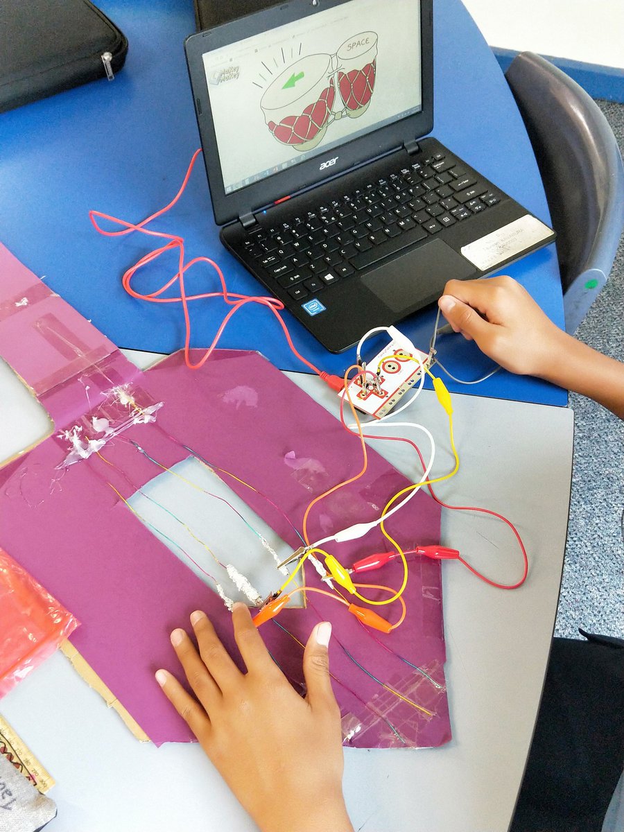 MissSaraKaye's tweet photo. Exploring conductivity via Makey Makey #MakeyMakey #makerspace #STEM #STEMed #aussieED #makered #makeredau https://t.co/VJgg0kgv7d