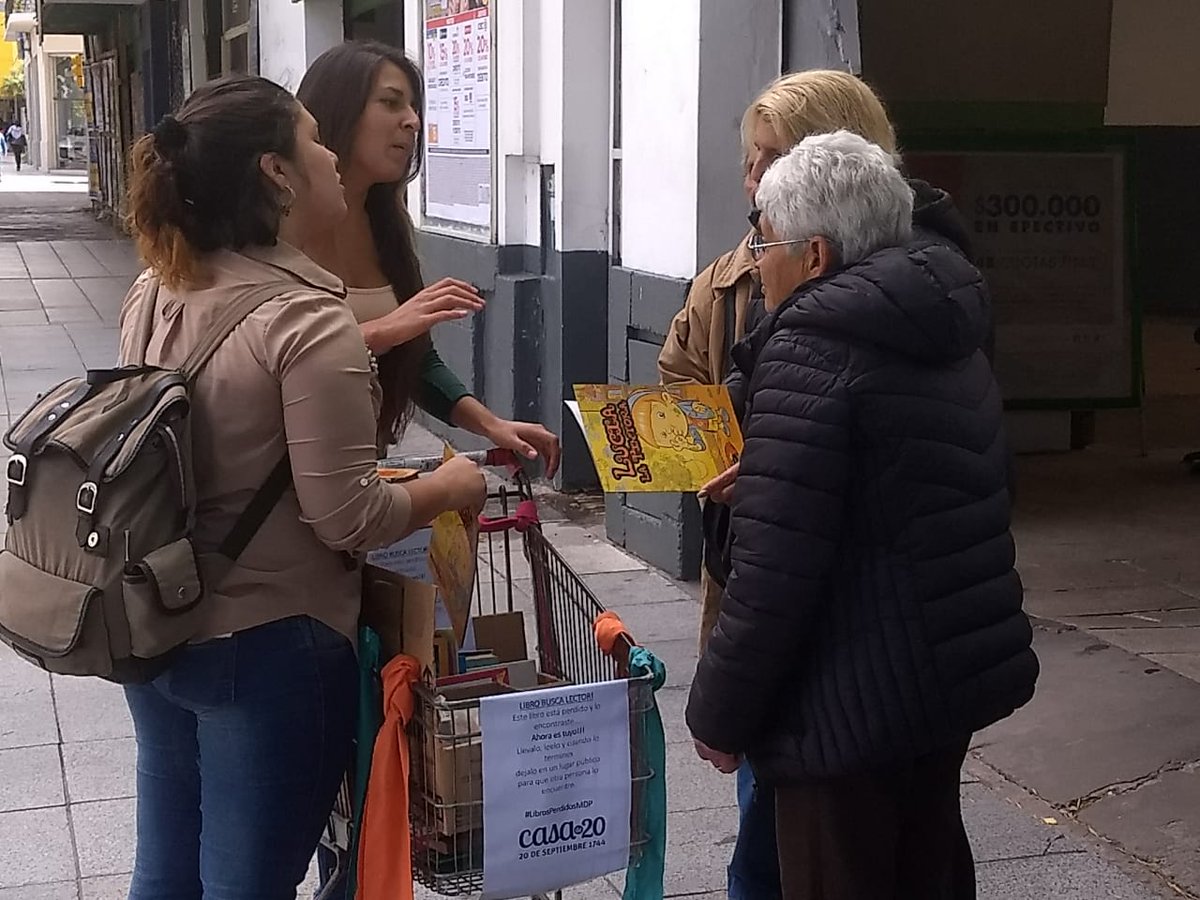 CasadeVeinte's tweet image. Sembrando libros en distintos puntos de la ciudad.
#siembradelibros #LIBROSPERDIDOSMDP