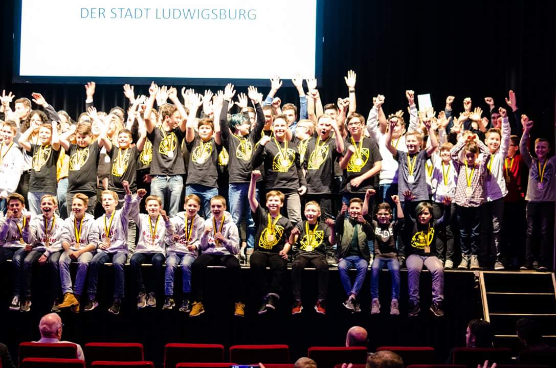 LbBulldogs's tweet photo. Ehrung für unsere jüngsten #Bulldogs!
Vergangenen Freitag wurden die U13 Landesmeister im Ludwigsburger Scala, anlässlich der Sportlerehrung 201, geehrt.
„FÜR BESONDERE SPORTLICHE LEISTUNGEN“ steht auf der Medaille, die Bürgermeister Konrad Seigfried den Flaggies überreichte https://t.co/29zdC90jZT