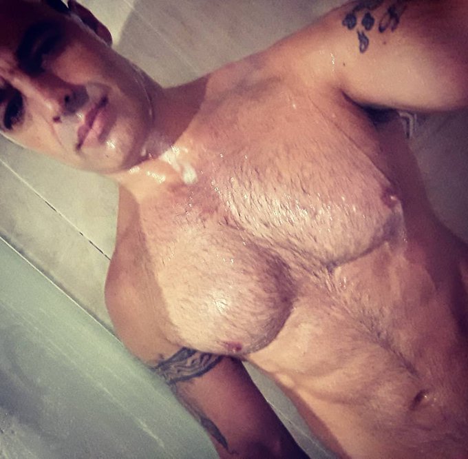 Depois do servi&ccedil;o, tem um banho merecido. Me segue no https://t.co/Z0wHzL6APo https://t.co/Bll9T93hs<a href="/tag/pornstar"class="tags"><span>#pornstar</span></a><a href="/tag/pornlife"class="tags"><span>#pornlife</span></a><a href="/tag/rogeferro"class="tags"><span>#rogeferro</span></a>