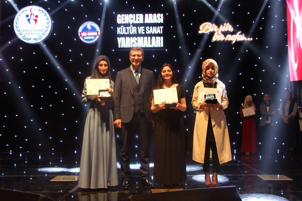 GSBgenclik's tweet photo. Şiirleriyle yüreklerimize dokundular, duygulandırdılar. Anne-baba sevgisinin güzelliklerini mısralarıyla içimize işlediler. 
#BirŞiirBirNefes yarışmamızın Doğu Anadolu Bölge Finali heyecanını Erzincan’da yaşadık.
Dereceye giren şair ruhlu gençlerimizi tebrik ederiz. 👏👏 https://t.co/9iVZmGPfPx
