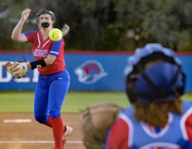 Leander softball team hands Lake Travis first district loss. atxne.ws/2pvkiEb