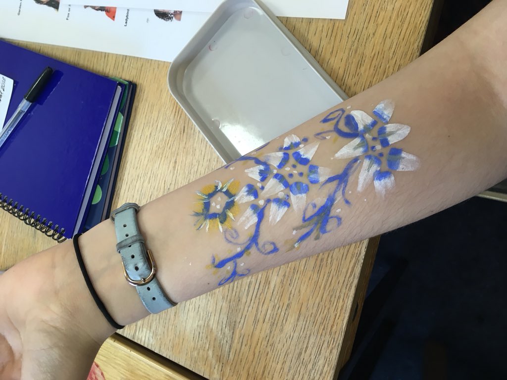aparkeroutside's tweet photo. We’ve got some seriously talented face painting volunteers and I could not be more thrilled to start of this season of events and working together to save nature! Training success! @RSPBScotland @RSPBGlasgow @Shonarobin1 #flowers #spring #volunteeringfun https://t.co/kleXzjxhlD