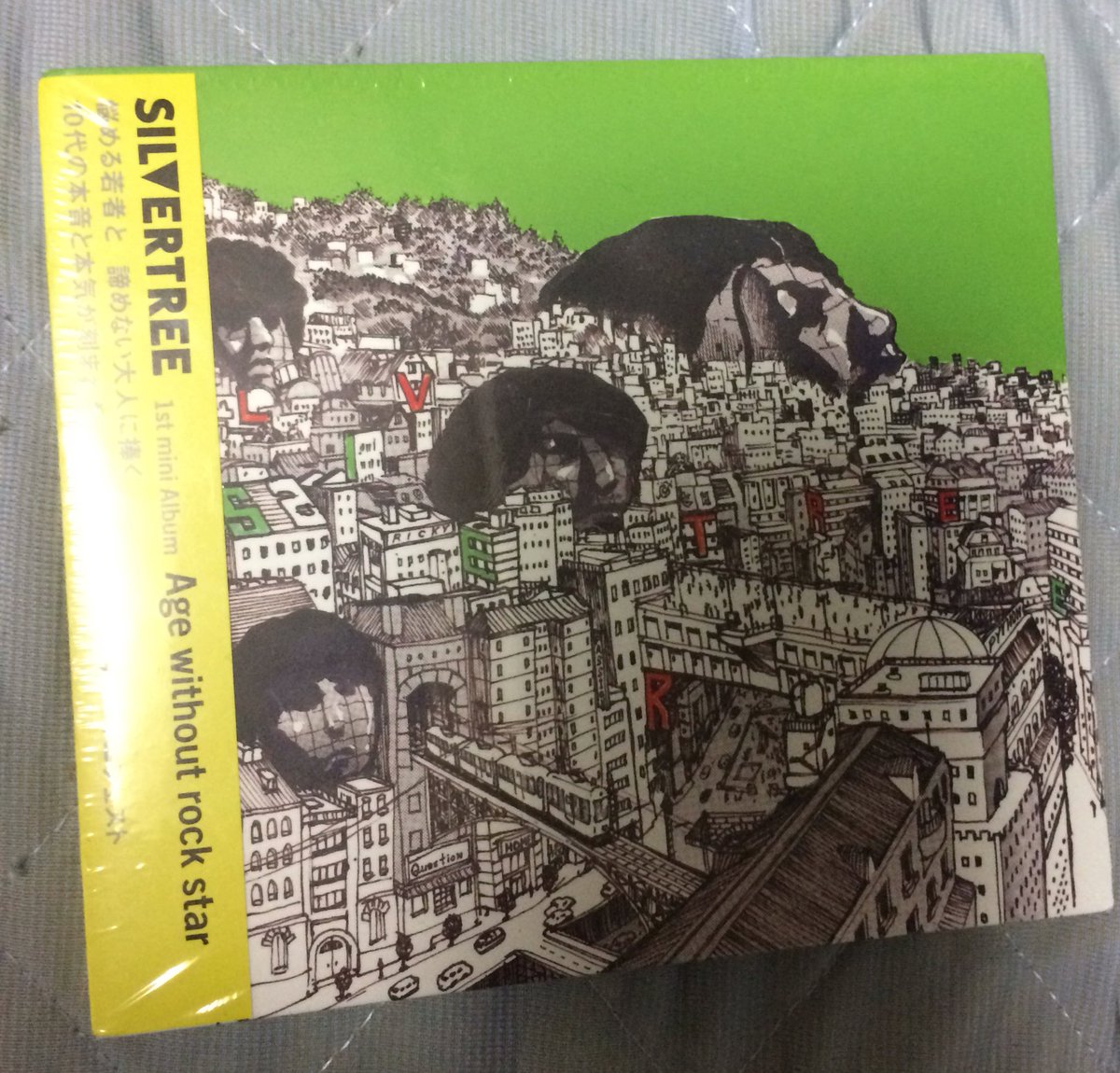 dozannen's tweet photo. 今日の戦利品
と
腐れ縁のお土産。
乱舞虎さんからステッカー頂いた、ありがたやありがたや。
シルバーツリーさんからはラバーリストバンドを。
さてMは小ネタに気付くのか!?
#万里慧
#乱舞虎
#SILVERTHREE https://t.co/jBzwPh4M2l