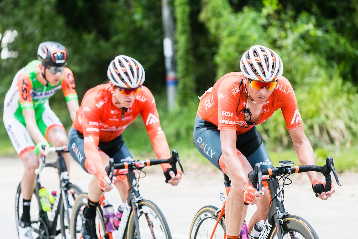 hphcycling's tweet image. The team successfully defended @A_de_Vos' yellow jersey during stage four of @ltdlofficial today. The 24 year old Canadian maintains his 14-second advantage headed into the queen stage of Cameron Highlands tomorrow. See the gallery of today's action 👉 rallyte.am/2GOWdAF 👈