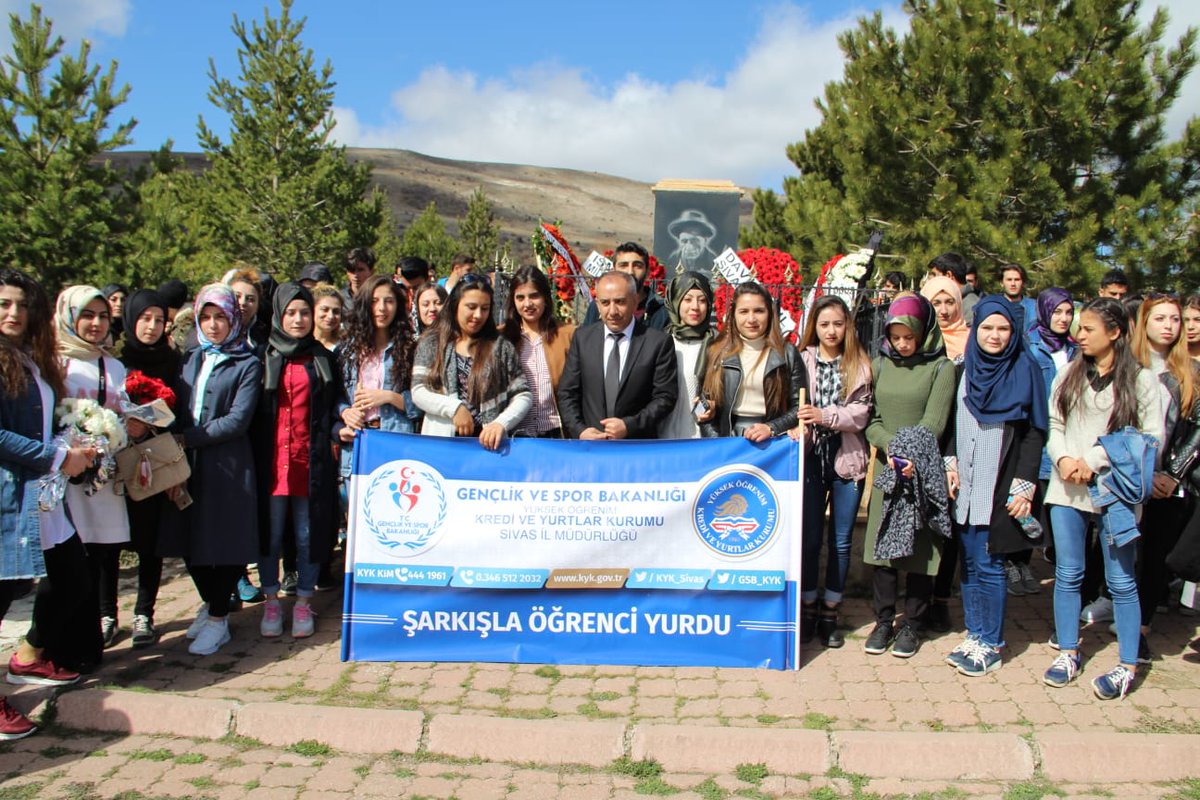 ftm_ari's tweet photo. "Can kafeste durmaz uçar 
Dünya bir han, konan göçer 
Ay dolanır yıllar geçer 
Dostlar beni hatırlasın." Şarkışla yurdu olarak Aşık Veysel'i saygı ve rahmetle anıyoruz. @GSB_KYK @OA_Bak @SinanAksuKYK @KYK_Sivas @erdogantunc58 https://t.co/z7zFvz4UNI