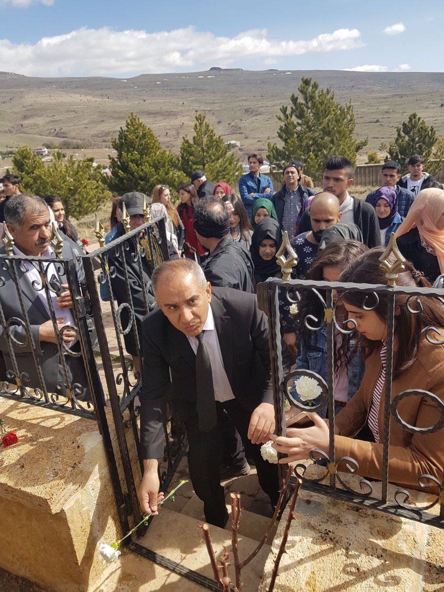 ftm_ari's tweet photo. "Can kafeste durmaz uçar 
Dünya bir han, konan göçer 
Ay dolanır yıllar geçer 
Dostlar beni hatırlasın." Şarkışla yurdu olarak Aşık Veysel'i saygı ve rahmetle anıyoruz. @GSB_KYK @OA_Bak @SinanAksuKYK @KYK_Sivas @erdogantunc58 https://t.co/z7zFvz4UNI