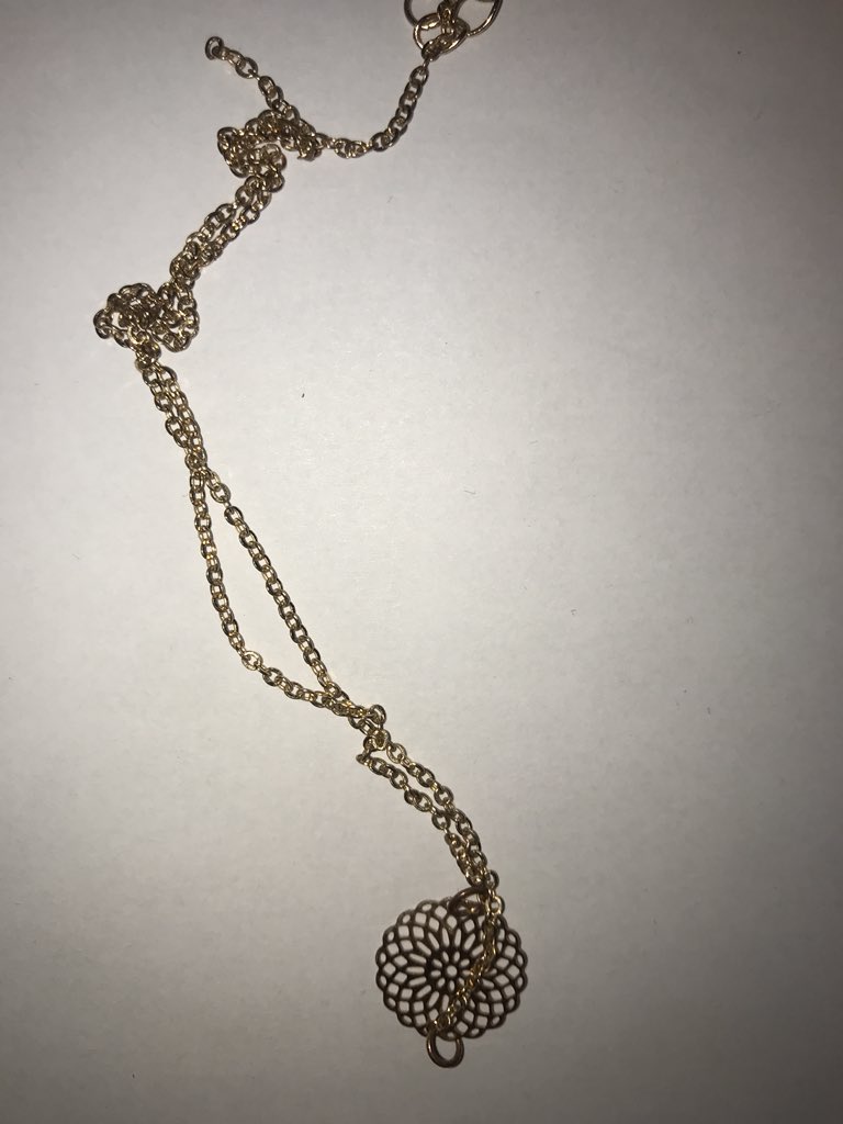 MPSBarnet's tweet photo. #CrimeReductionUnit have recovered a quantity of jewellery which is believed to be stolen. Do you recognise any of it? Does it belong to you? If so, please call 101 quoting crime report number 2406203/18 1/2 https://t.co/9C1w63cSVg