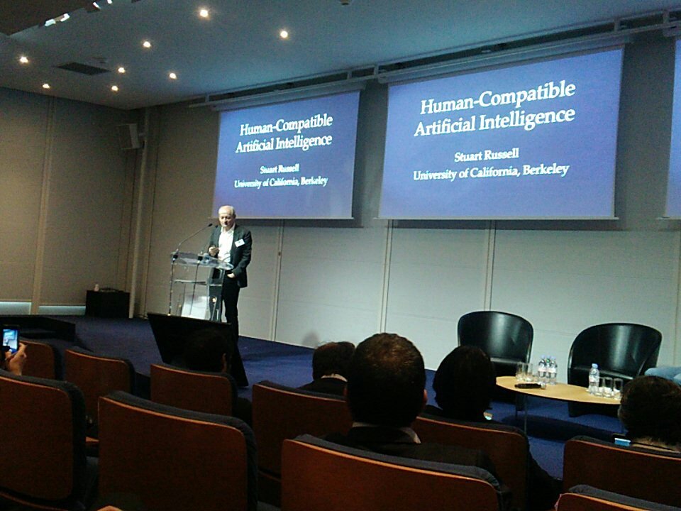 RecitalAI's tweet image. Stuart Russell à #DataDrivenParis &quot;Human Compatible Artificial Intelligence&quot;