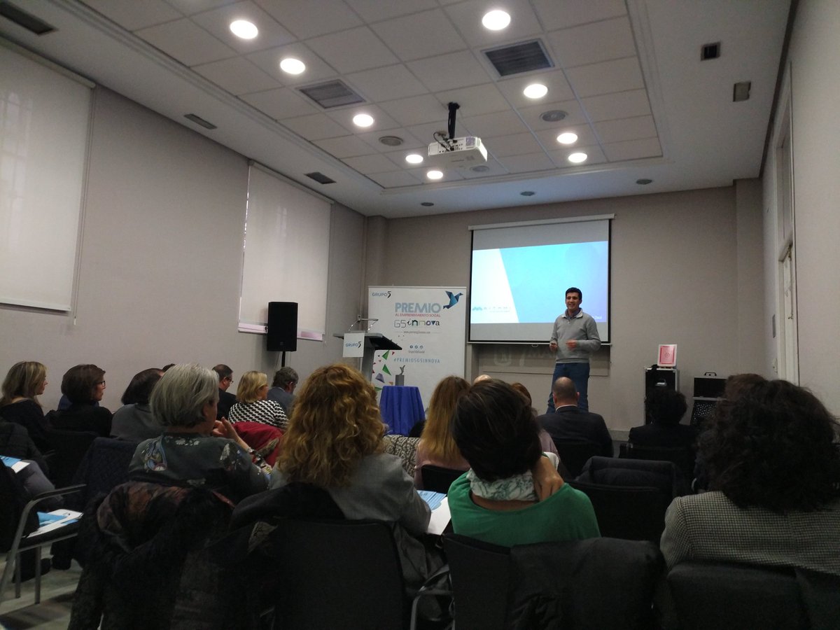 Grupo5AyGsocial's tweet photo. Detectar la fibrilación auricular a través de una pulsera inteligente es la solución que aporta @myrithmi el último finalista de los #premiosG5innova https://t.co/dVhwDJWRTT