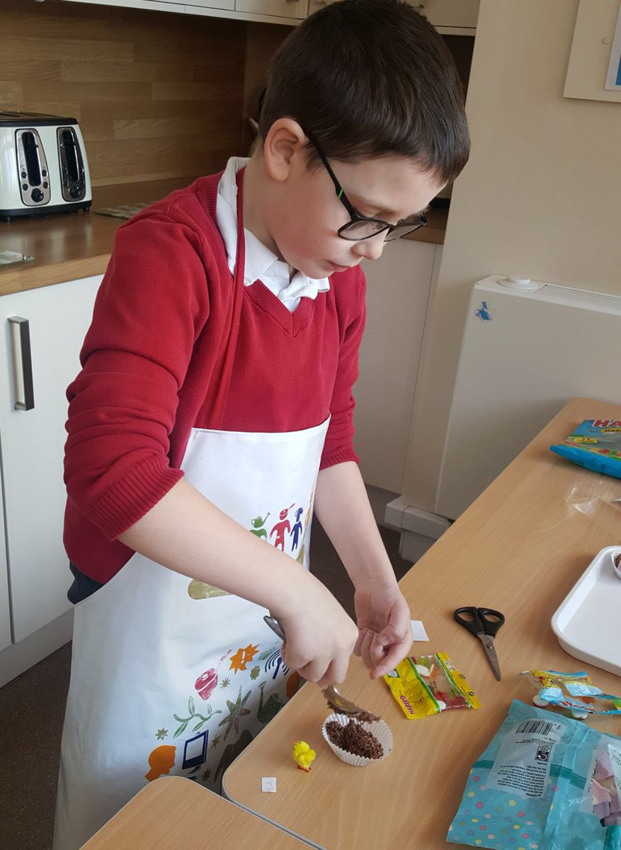 BirkwoodPrimary's tweet photo. Cookit & filmit combined #Easterbakingfun π£π° https://t.co/zI7bbzMCIq