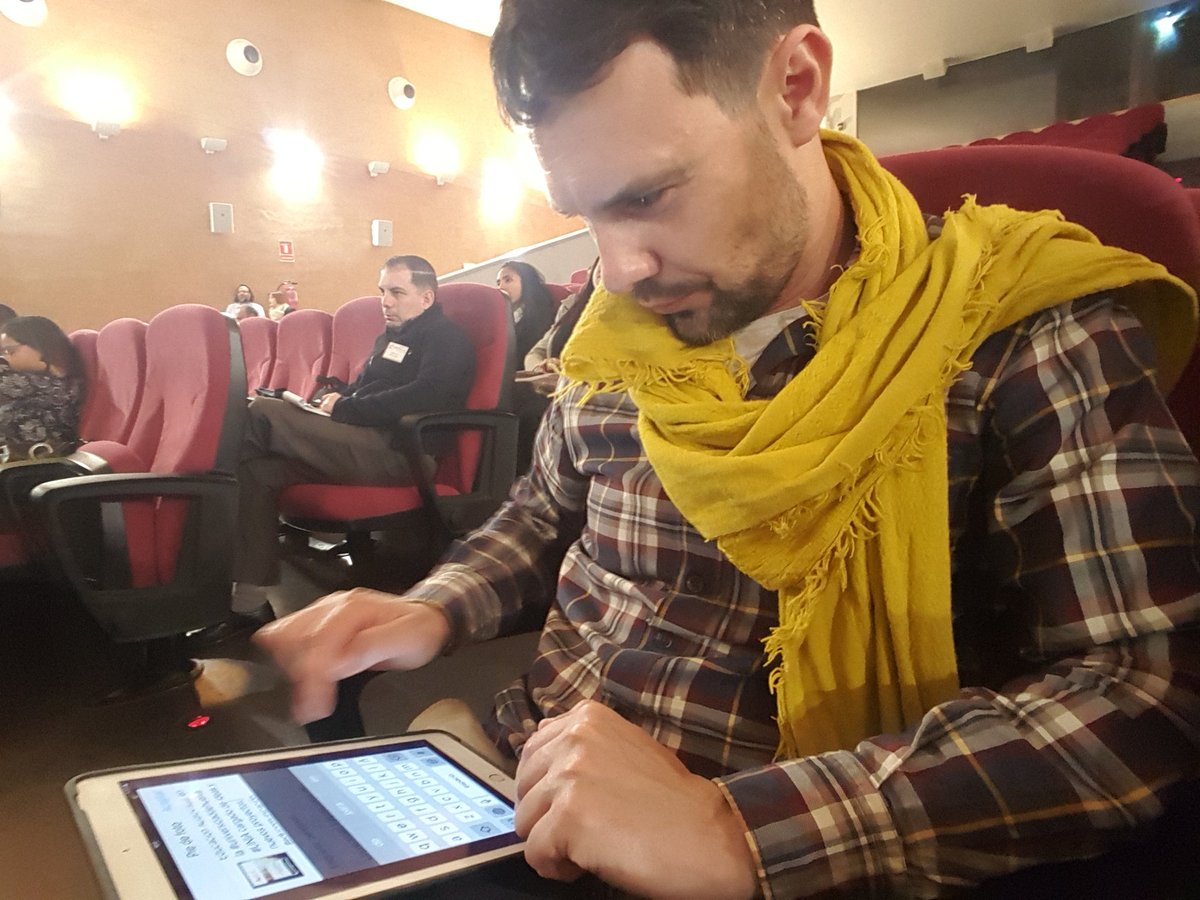 El Educomunicador <a href="/FRANROJO7/">FRANCISCO PEÑALVER</a> en twitter e Instagran radiando la mesa redonda #CICYP18