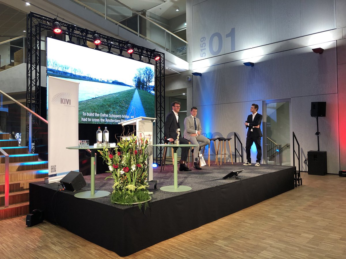 Finalist Sander den Blanken van @ArupGroup vergezeld Aanstormend Talent Korné op het podium #DVDI2018