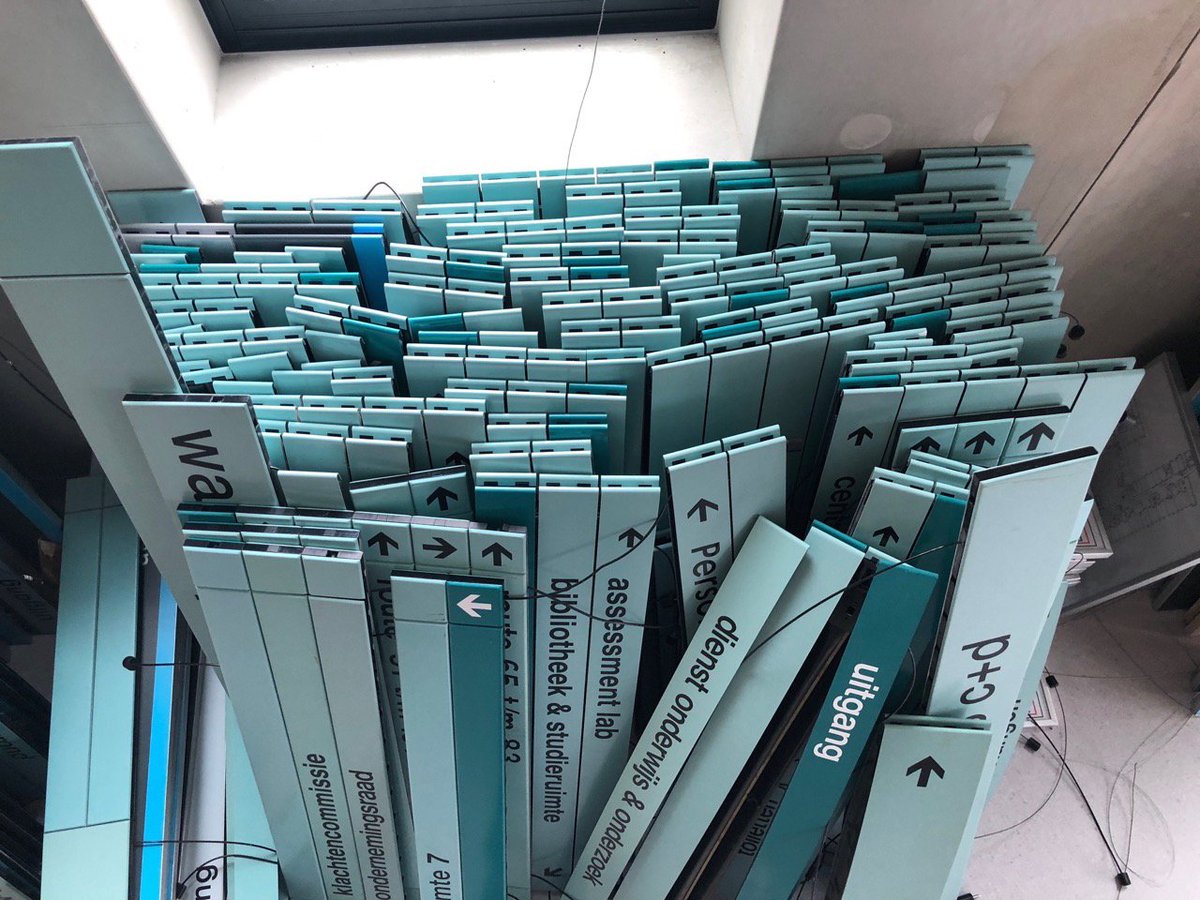 DVPD's tweet image. Van oud naar geheel nieuwe bewegwijzering bij het @CatharinaZKH !
Made by @DVPD 
#bewegwijzering #routing #wegwijzer