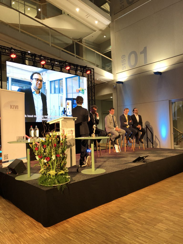 Ook finalist Nima Tolou van <a href="/tudelft/">TU Delft</a> staat nu met finalisten Jan en Sander en Aanstormend Talent Korné op het podium #DVDI2018