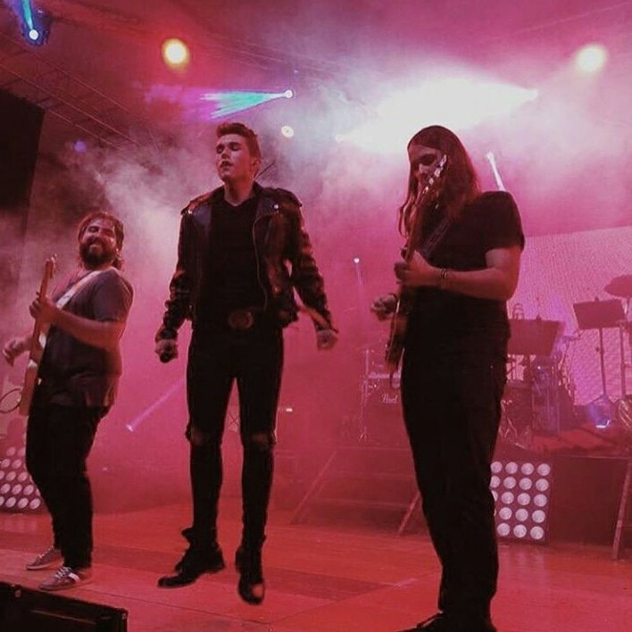 Pero que bien le queda a nuestro <a href="/maurocyanmusic/">Mau Cyan</a> el escenario. 🎶🎤
