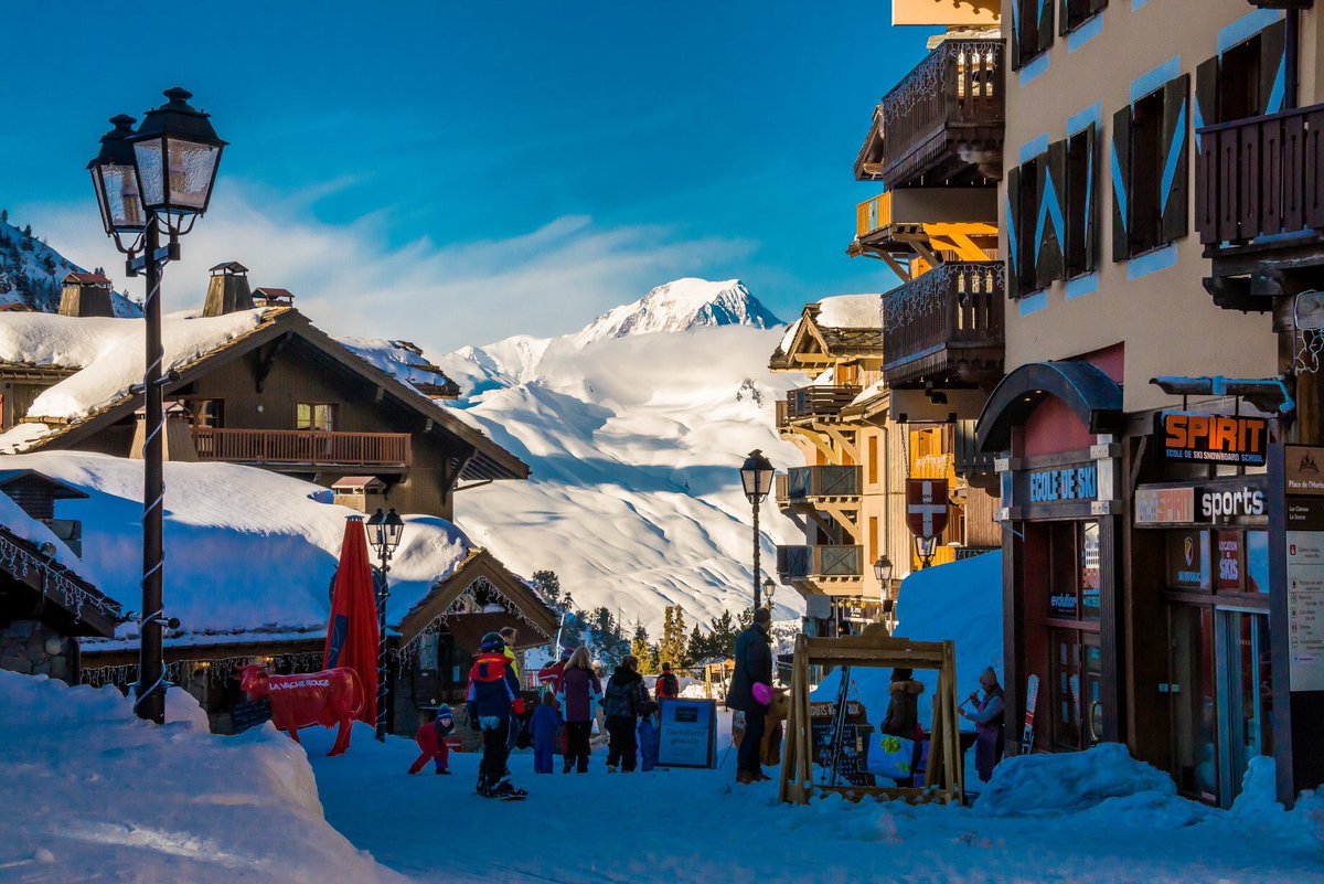 Arc_1950's tweet image. What a perfect way to end the skiing day with this view 🙌🏻

📸 @andyparant