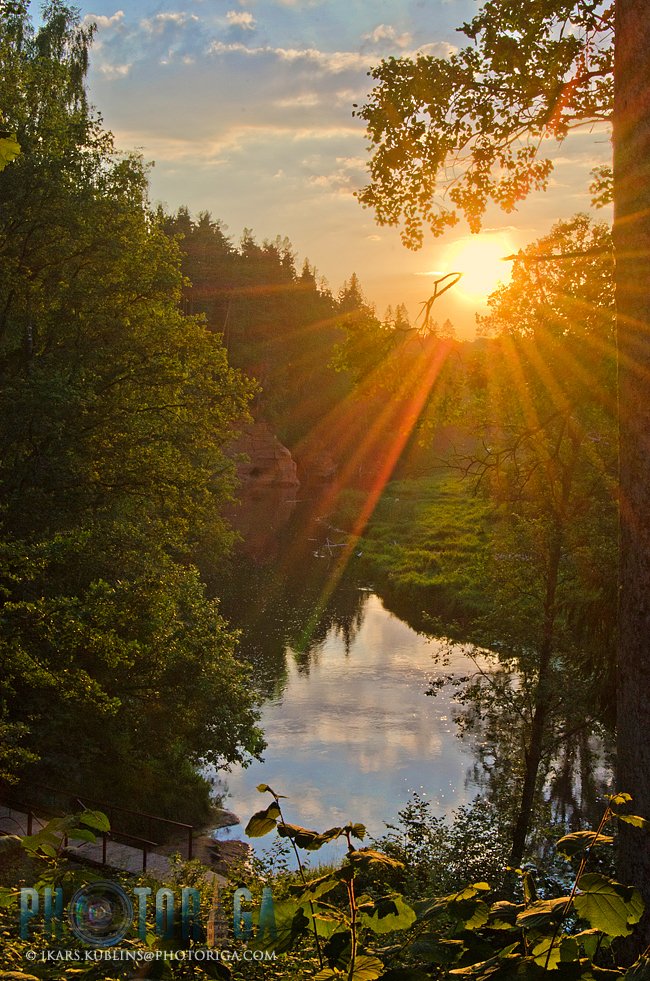 Fotovieta #54. Skats uz Salacas upi un Bezdelīgu klintīm. Mazsalacā, pie estrādes, kas atrodas uz Lībiešu pilskalna, ir vērojami skaisti skati uz vieno no Latvijas ainaviskākajām upēm, Salacu. Savā turpmākajā tecējumā Salaca atklāj vēl daudz krāšnu... photoriga.com/2018/03/salaca…