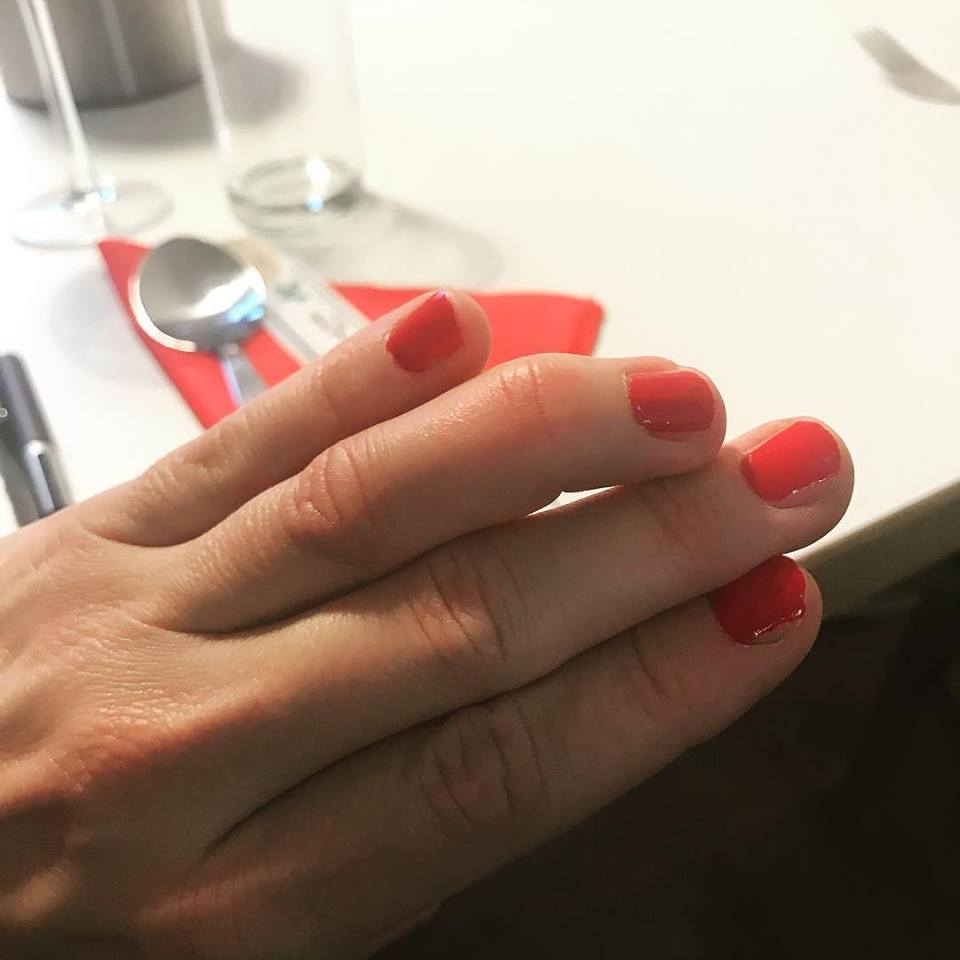 radiofm4's tweet photo. Wir fordern: Gefahrenzulage für Esther Csapo! Beim Strumpfhose Ausziehen den Finger ausgerenkt, jetzt muss sie 16 Wochen lang eine Schiene tragen. Für die Regler im Studio reichts aber noch... 🎧 https://t.co/ORpPmHLM74 #FM4Homebase https://t.co/VjrgCDq6Ln