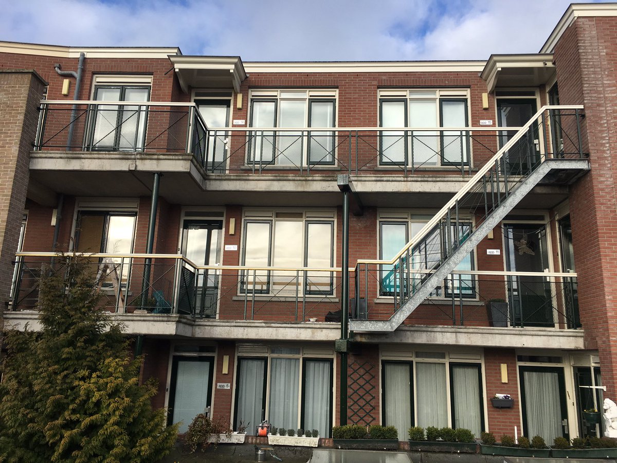 Vorige week gestart met de schilderwerkzaamheden aan de VVE Kerkzicht te monster, mede door het gebruik van een hoogwerker van de <a href="/vannieropgroep/">Van Nierop Westland</a>