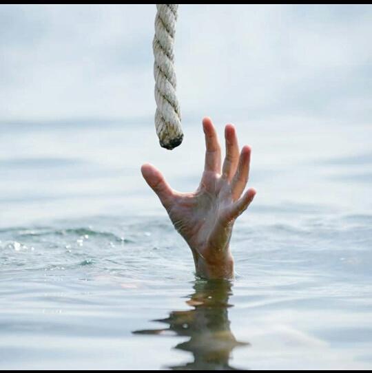 .
#فتن_تموج 

فتن تموج.. 

هل سنكون يومًا فيها غرقى!
أو سنمد لهم يد العون ؟

يارب سلم..  يارب سلم 

💔 
.