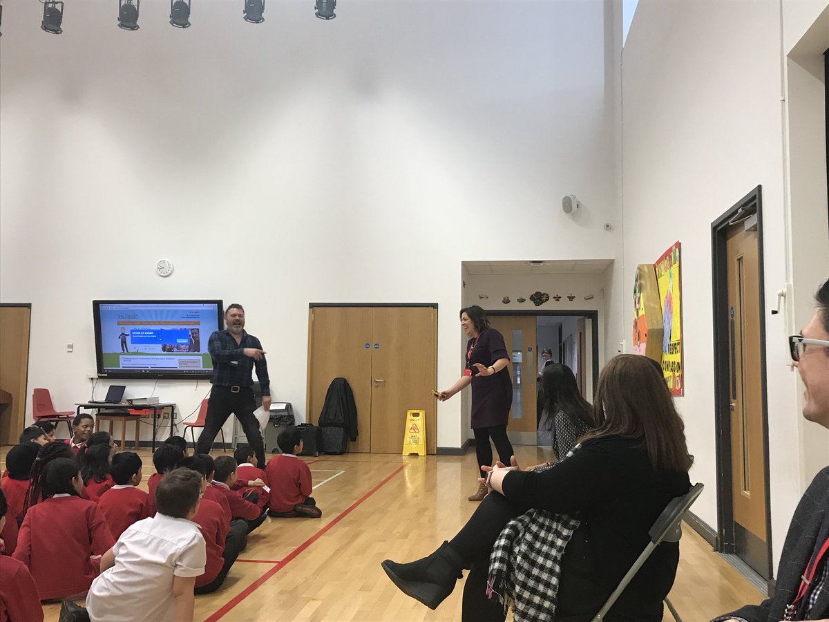 What a fabulous assembly we had this morning, thanks to @Blandpoet Thanks to @Mr_DHansen for bringing ‘Go to the Head’ to life and @sueclairebaile1 for her diva ‘Dinner lady dance’ moves! 👉🏼👨🏻‍🏫👩🏻‍🍳💃🏻 @kestrelsfield #learningtogether #WorldPoetryDay #poetryworkshop