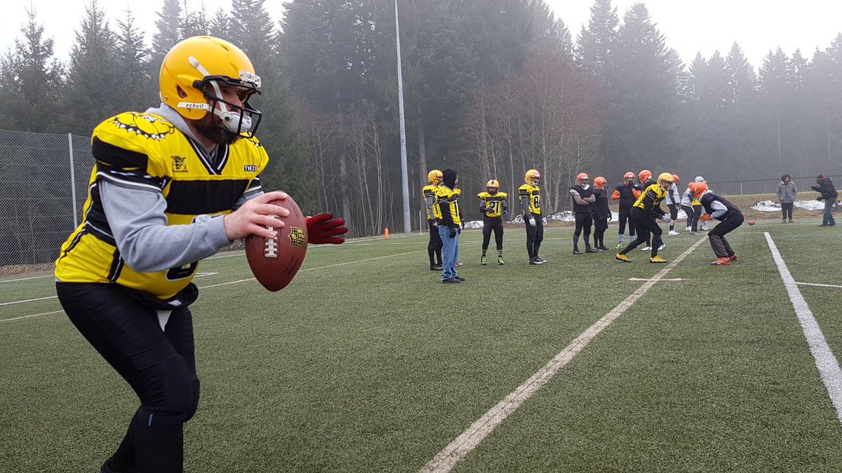 LbBulldogs's tweet photo. Während des Trainingslagers vergangene Woche, folgten die #Bulldogs der Einladung der BlackForest Foxes zu einem Scrimmage!
Wir bedanken uns bei den Foxes für ein tollen und gelungenen Tag und wünschen eine erfolgreiche und verletzungsfreie Saison.
#BlackAndYellow #YearOfTheDog https://t.co/73jCJ9tgK4