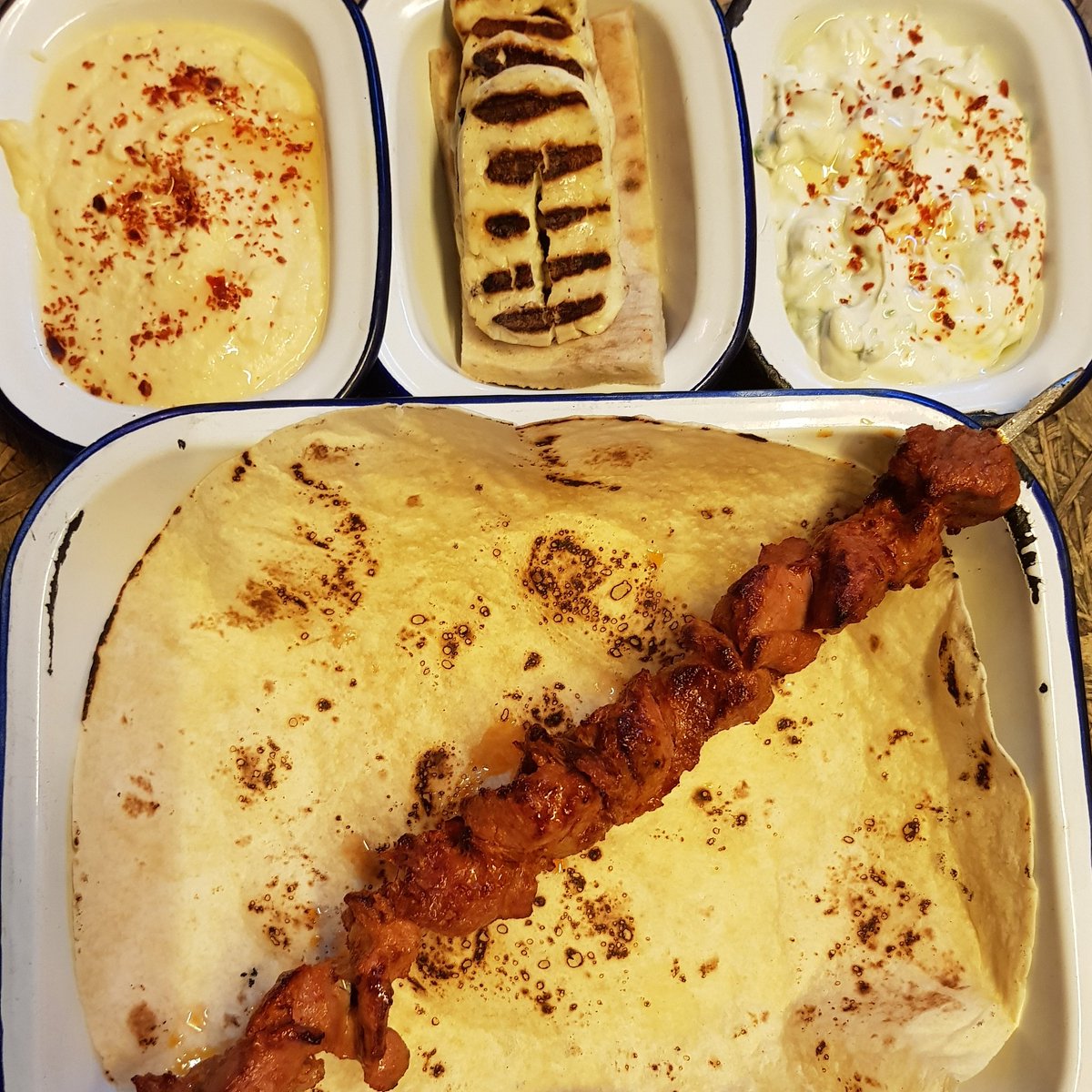 smart people always know the best destination for dinner 😆😍😘 #claptonersknow #clapton #hackney #hackneydowns #hackneywick #lamb #bbq #hummus #halloumi #helim #cacık #turkishcuisine #london #meal #mealprep #modeling