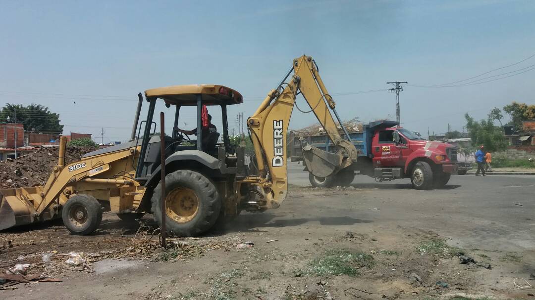 miguel10burgos's tweet photo. Continuamos con #PlanCayapa de limpieza en el municipio en la Urb. Los Guayos II. Andamos Trabajando @rafaellacava10 @NicolasMaduro @Losguayos10 @SPGuayos #2MillonesYVamosPorMas https://t.co/paofeLKL5B