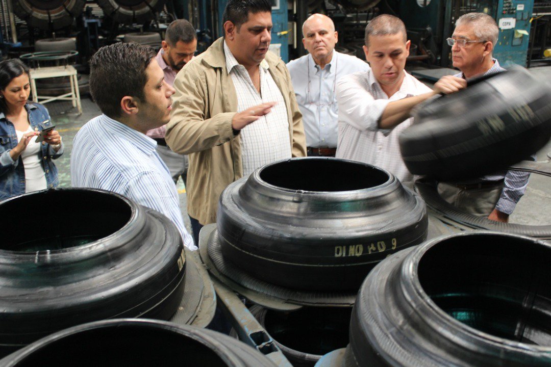 ricardojavierV's tweet photo. Hoy nos reunimos con los directivos de FIRESTONE para evaluar el proyecto de exportación para el 2018, ya que esto reactivará  su producción y permitirá traer materia prima para la producción de cauchos al mercado nacional 
#InnovacionEconomica
#AparatoProductivo
#RutaIndustrial https://t.co/dZkMcE2jpk
