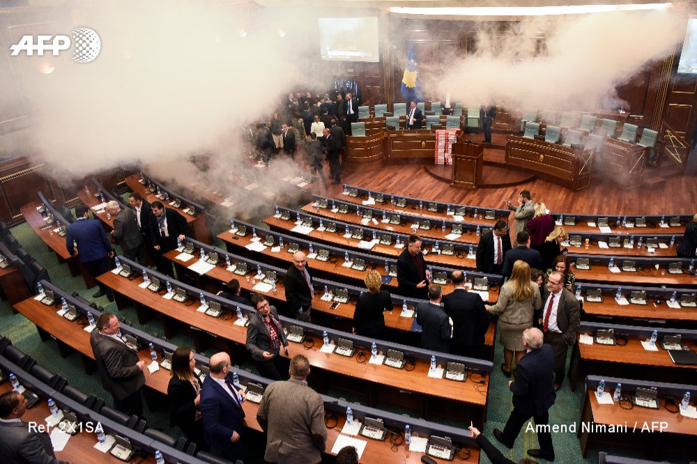 Le Parlement kosovar a ratifié une nouvelle délimitation de sa frontière avec le Monténégro, malgré des jets répétés de gaz lacrymogène par l'opposition de gauche nationaliste u.afp.com/oSP8 #AFP