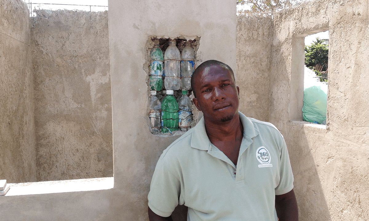 cjetwb's tweet image. Can waste create jobs? In #Jamaica, this artist turned entrepreneur is transforming his community with his innovation → wrld.bg/oNzY30iWXQ3 @360ReCycleJa
