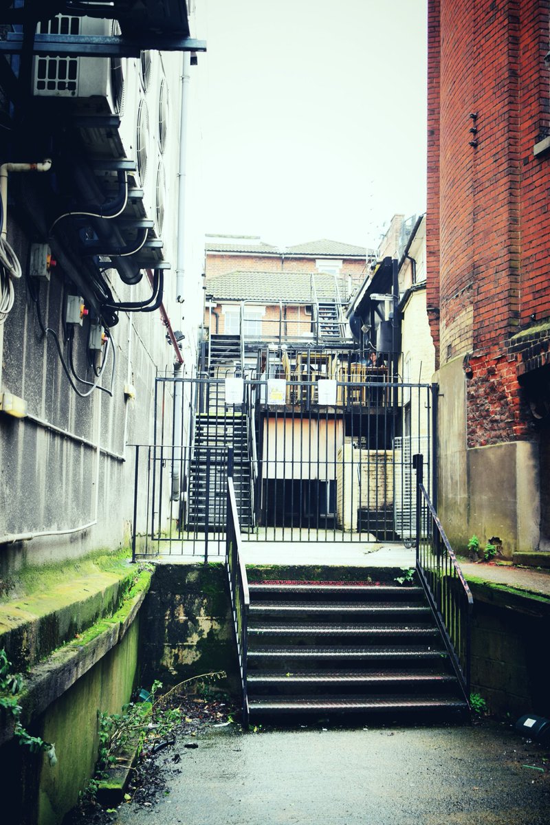 NeilConner6's tweet photo. #photography #streetshot #streetphotography #colourphotography #backally https://t.co/h072fFMGJi